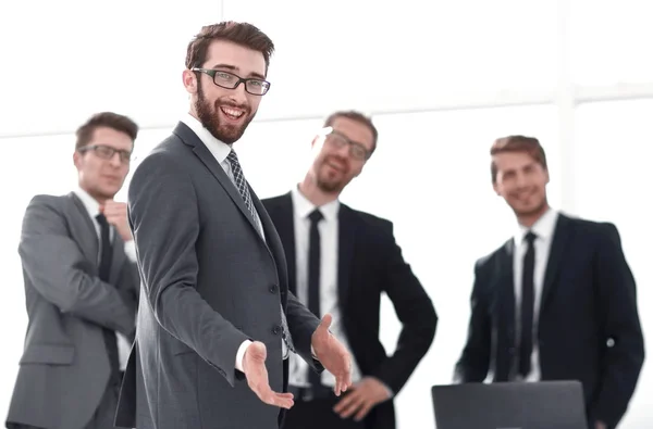 Uśmiechający się biznesmen stoi w biurze — Zdjęcie stockowe
