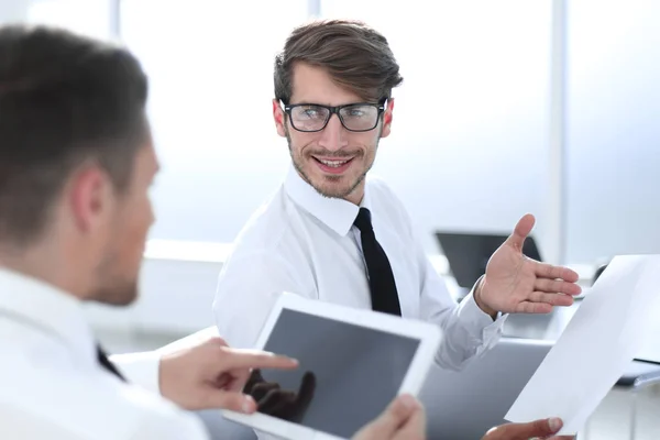 Equipo de dos empresarios discutiendo nuevo proyecto usando tableta y dokuments en la oficina . — Foto de Stock