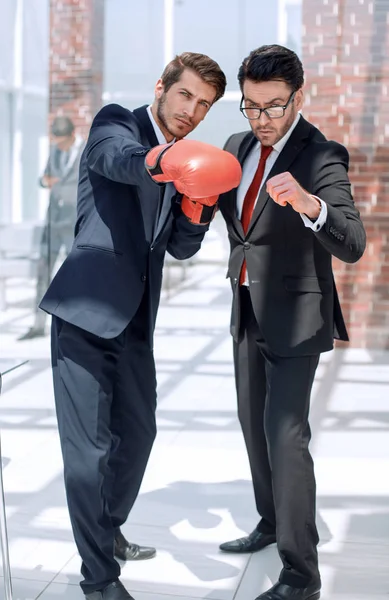 Senior businessman explains the strategy of protection to his young colleague — Stock Photo, Image