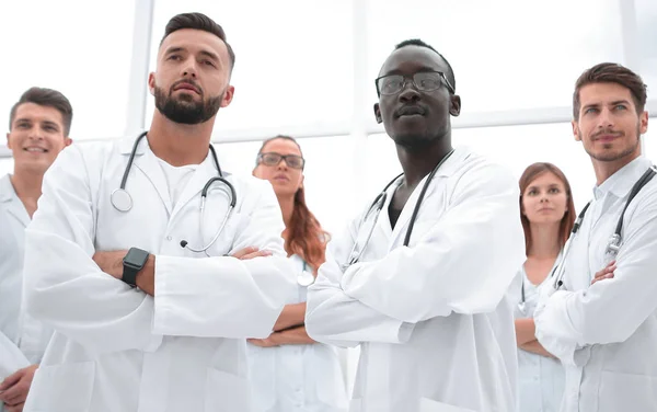 Equipo de trabajadores médicos jóvenes e inteligentes —  Fotos de Stock