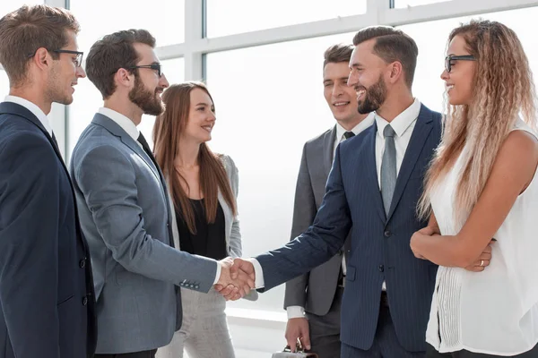 Üzletemberek kézfogása egy megbeszélésen az irodában — Stock Fotó