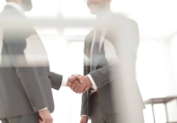 A kézfogás komoly üzleti partnerek. — Stock Fotó