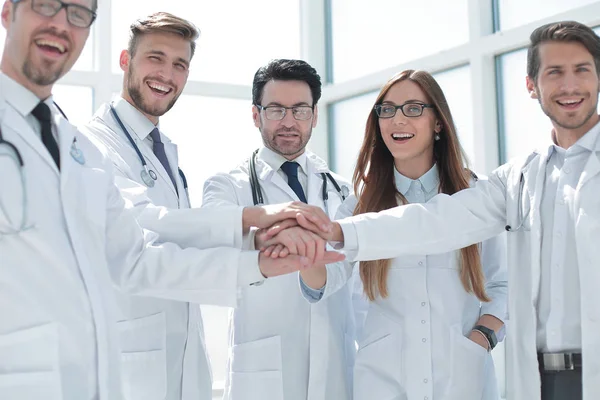 Doktor kendi elleriyle grup birlikte katlanmış — Stok fotoğraf