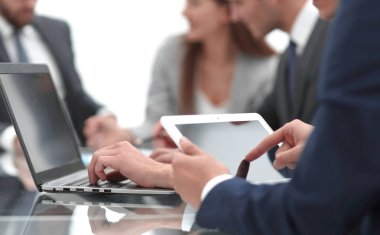 Kapat. İş adamı dijital tablet kullanıyor