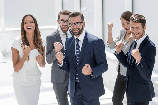 Equipe de negócios feliz em pé no escritório . — Fotografia de Stock