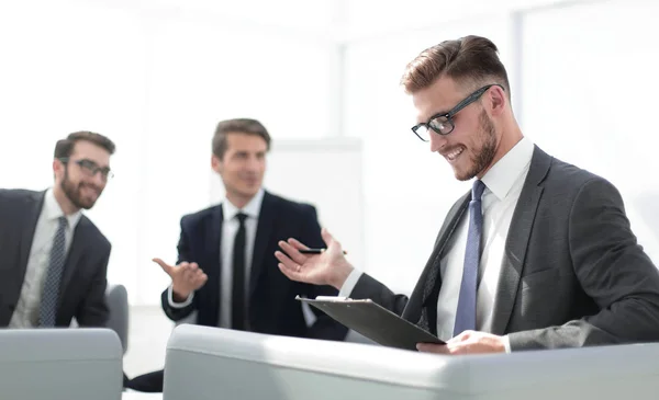 Empresario, explicando al socio los términos y detalles del contrato —  Fotos de Stock