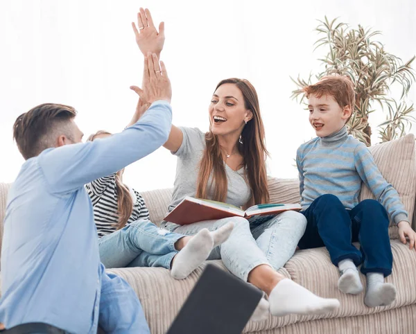 Lyckliga föräldrar ge varandra en hög fem — Stockfoto