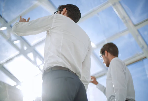 Vy bakifrån. affärskollegor som står i det nya kontoret — Stockfoto