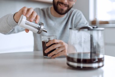 Kapat. Elinde şeker kabı olan bir adam..