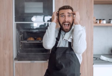 Yanmış kruvasanlarla fırının yanında duran adam şaşırdı..