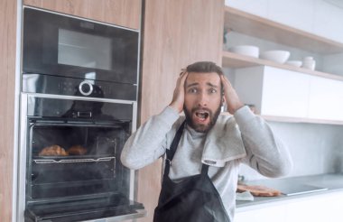 Kapat. Genç bir adam ayçöreği tepsisinden çıkarır.