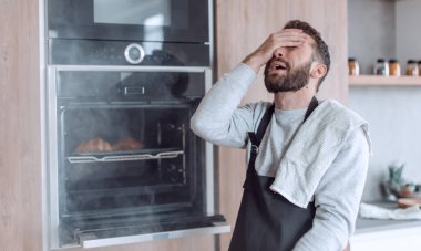 Yanmış kruvasanlarla fırının yanında duran adam şaşırdı..