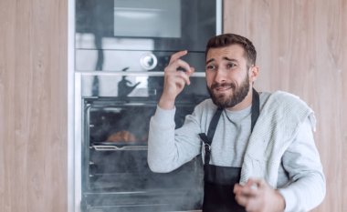 Yanmış kruvasanlarla fırının yanında duran adam şaşırdı..