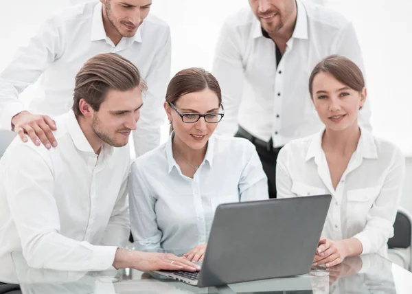 Geschäftsteam arbeitet mit Laptop an neuem Projekt. — Stockfoto