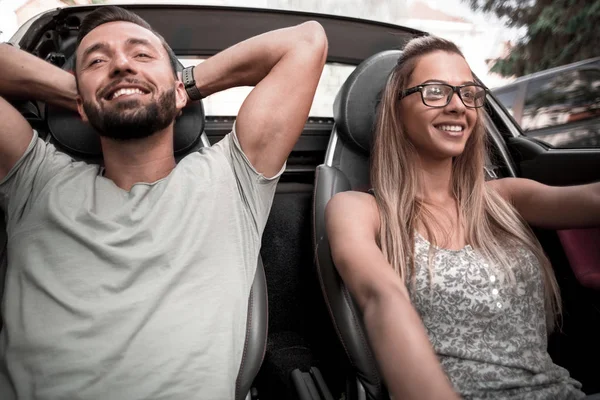 Close up.young casal viajando de carro — Fotografia de Stock