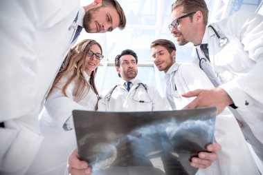 hastanın x-ray doktorlar meslektaşları bak
