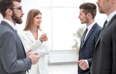 iş takım önemli konu tartışıyor