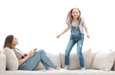 küçük kız oturma odasında kanepede kanepede atlama