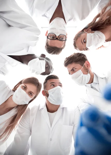 Chirurghi guardando giù ospedale paziente — Foto Stock