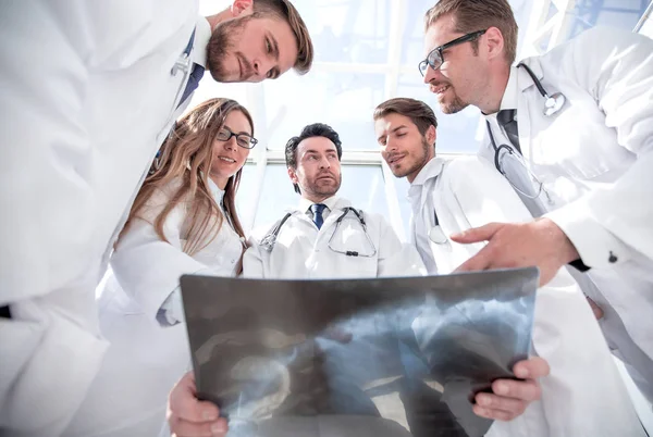 Colegas médicos miran la radiografía del paciente — Foto de Stock