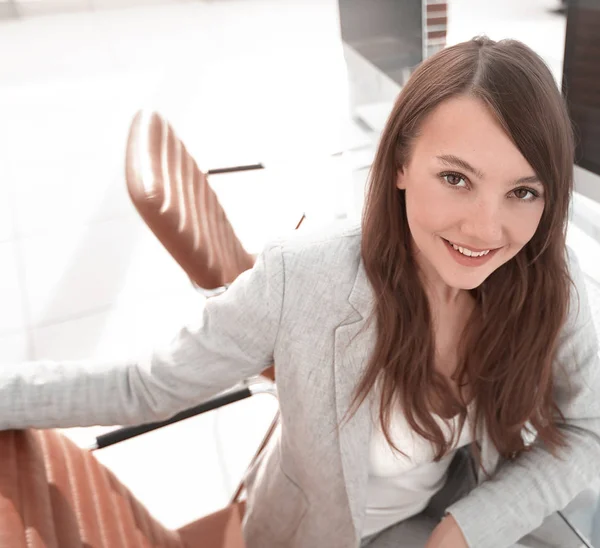 Mujer de negocios moderna sentada en su escritorio . — Foto de Stock