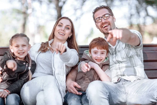 Vicino. Famiglia felice che ti indica — Foto Stock