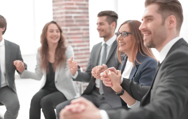 Eine Gruppe von Geschäftsleuten, die sich im Kreis die Hände reichen — Stockfoto