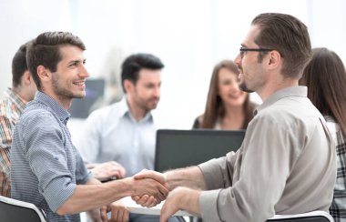 Yönetici ve personel masasında arasında up.The el sıkışma kapatın