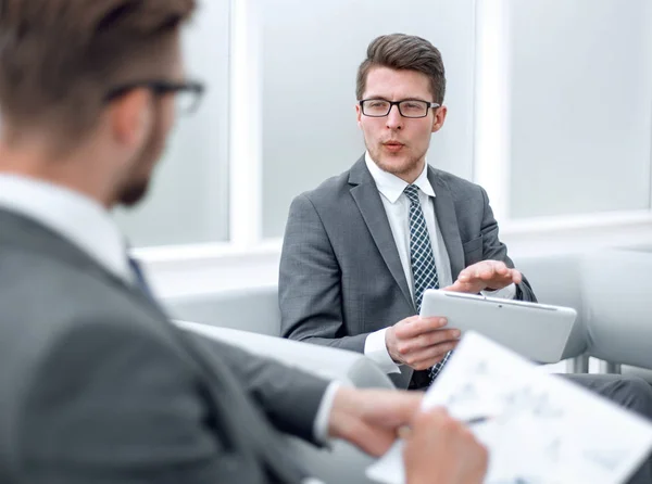 Close up.businessman discutindo o desempenho financeiro . — Fotografia de Stock