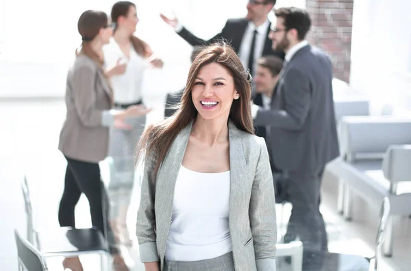 Успешная деловая женщина на фоне своего рабочего места — стоковое фото