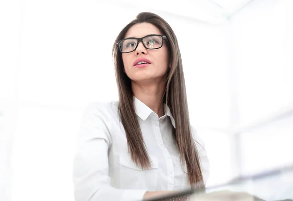 Selbstbewusste Geschäftsfrau sitzt am Schreibtisch — Stockfoto
