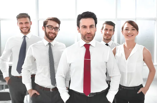 Hombre de negocios parado frente a su equipo de negocios — Foto de Stock