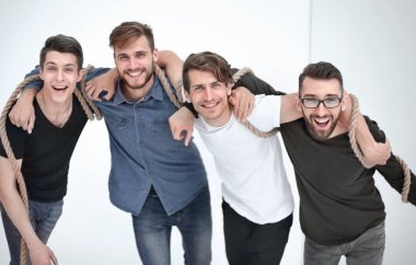 bir grup arkadaşıyla birlikte ayakta portresi