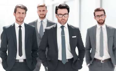 Ofiste duran bir grup iş adamı.