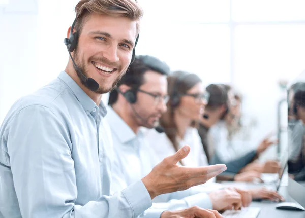 Mitarbeiter-Business-Center am Arbeitsplatz im Call Center — Stockfoto