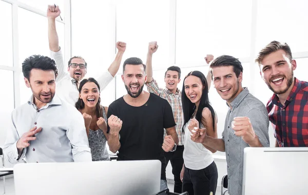 Счастливая профессиональная бизнес-команда, стоящая в современном офисе — стоковое фото