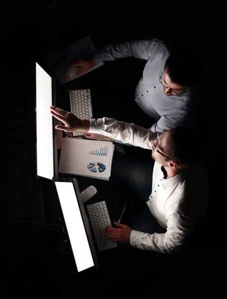 Top view .dos empleados discutiendo datos financieros — Foto de Stock