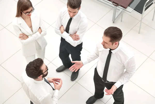 Top view.a gruppo di uomini d'affari parlando in piedi in ufficio — Foto Stock