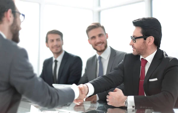 Manos de negocios estrechando las manos sentado en la oficina Des — Foto de Stock