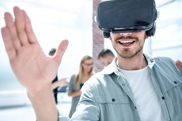 Hombre prueba gafas VR —  Fotos de Stock