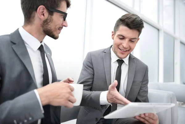 Colleagues making a coffee break in an office — Stock Photo, Image