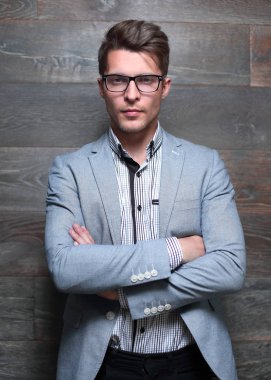 çekici genç işadamı ayakta seyir kameraya