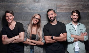 Genç insanların rahat kıyafetler içinde Şirket