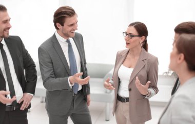 İK Yöneticisi şirket çalışanlarla görüşmeler