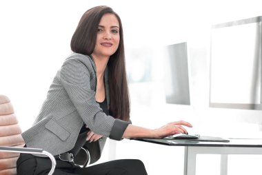 Genç iş kadını ofiste işyerinde