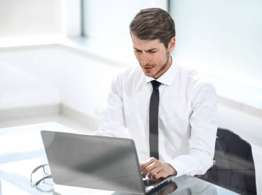 İş adamı masasında oturuyor..