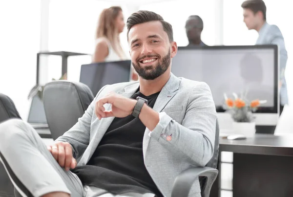 Homme d'affaires prospère dans un bureau créatif — Photo