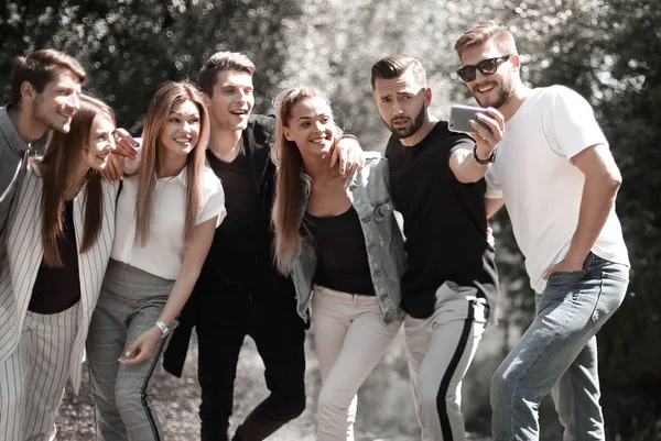 Seni işaret eden bir grup mutlu genç adam..