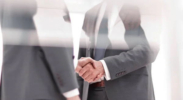 Stretta di mano è partner commerciali seri — Foto Stock