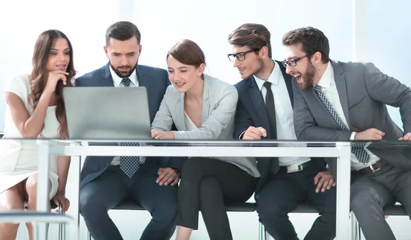 Grupo de empresarios haciendo una lluvia de ideas en la sala de reuniones. —  Fotos de Stock